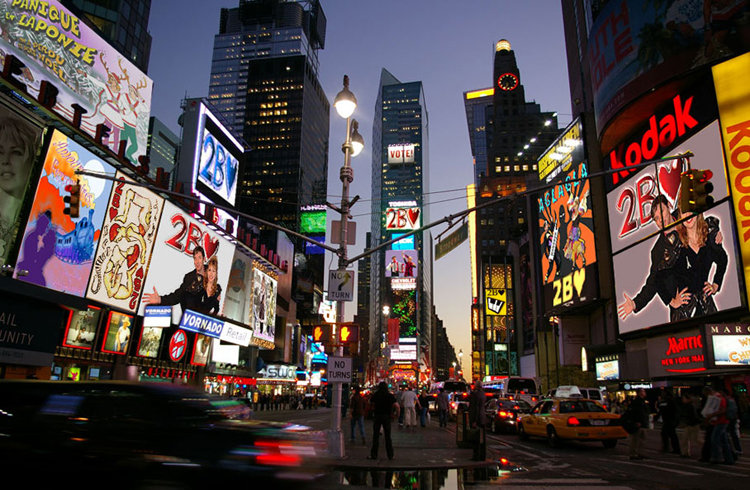 百老汇大道是纽约著名大道,两旁分布着为数众多剧院,成为美国