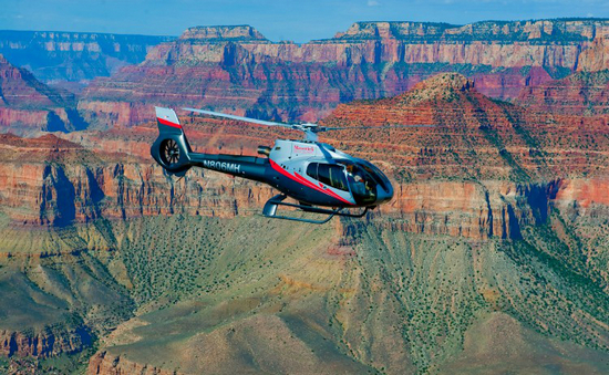 直升机俯瞰大峡谷