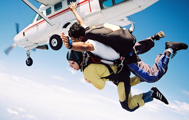 去拉斯维加斯旅游怎么玩-拉斯维加斯高空双人跳伞