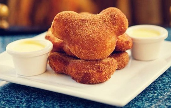 迪士尼乐园人气美食-米奇造型的南瓜甜甜圈